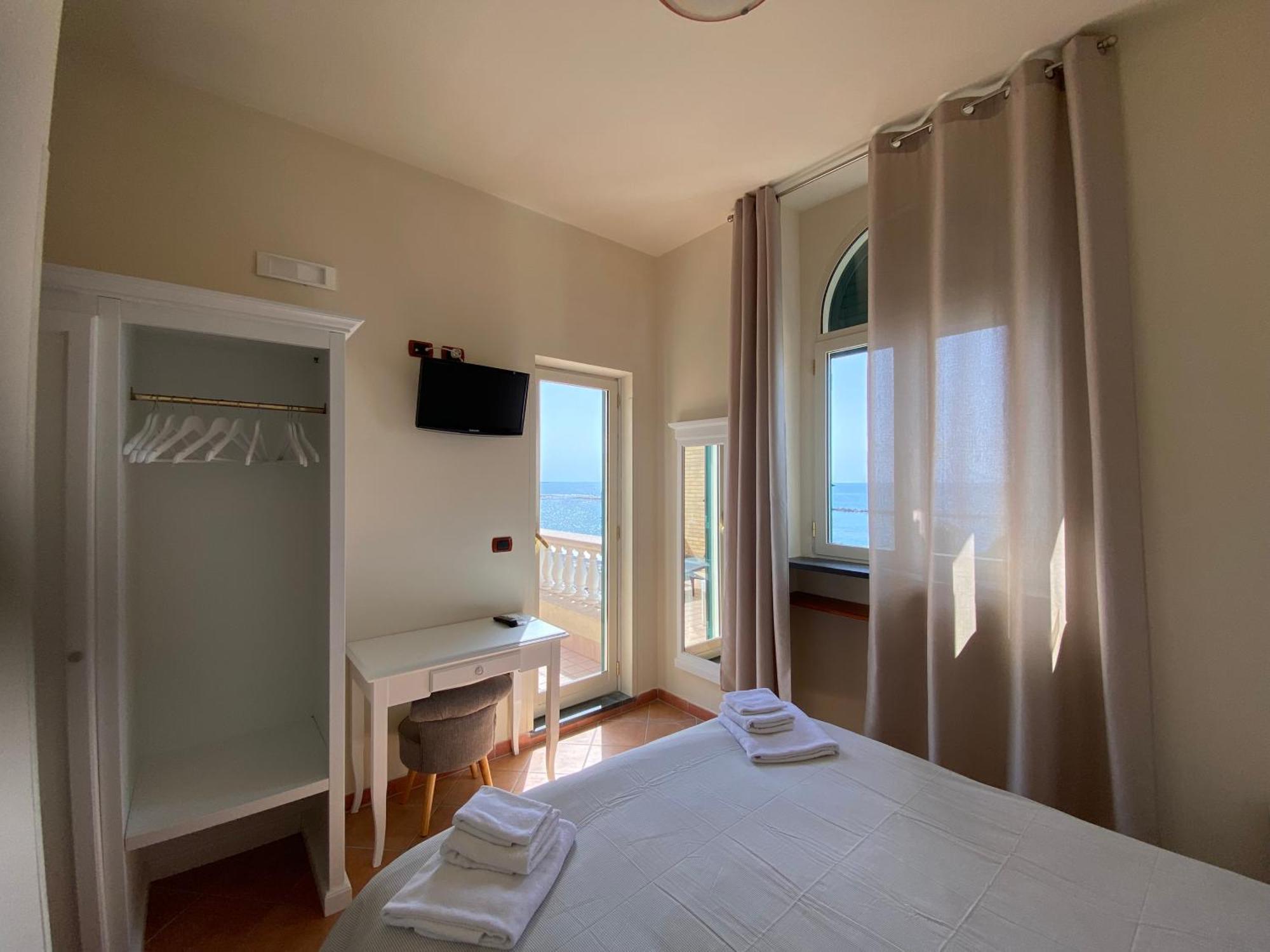 Villino Gregoraci Relais Bed & Breakfast Santa Marinella Exterior photo